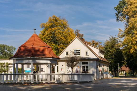 Bad Berke_Tourist-Information Goethebrunnen mit Tourist-Information