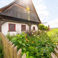 Gebäudeansicht mit Bauerngarten im Thüringer Freilichtmuseum Hohenfelden