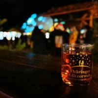 Glühwein in der Thüringer Glitzerwelt am Stausee Hohenfelden